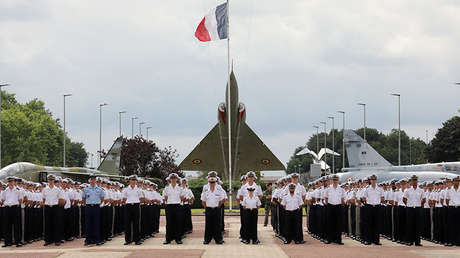 Francia quiere implantar un servicio militar obligatorio mensual para chicos y chicas de 16 años