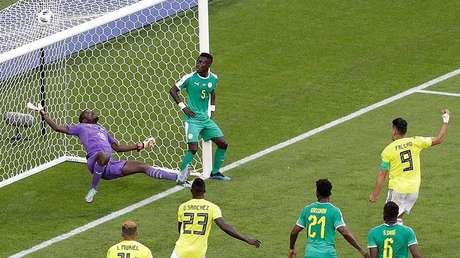 "Aquí, relajado": Un jugador senegalés descansa sobre el arco mientras Colombia marca un gol