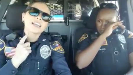 ¿Canción latina o pop inglés? Dos mujeres policía se enfrentan en una 'batalla' de playback (VIDEO)