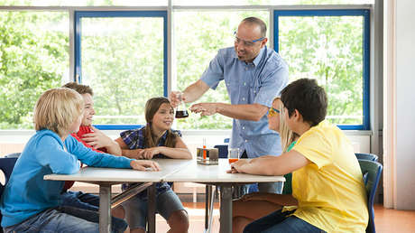 Esto no entra en el examen: Un profesor hace un experimento de química y algo sale muy mal (VIDEO)