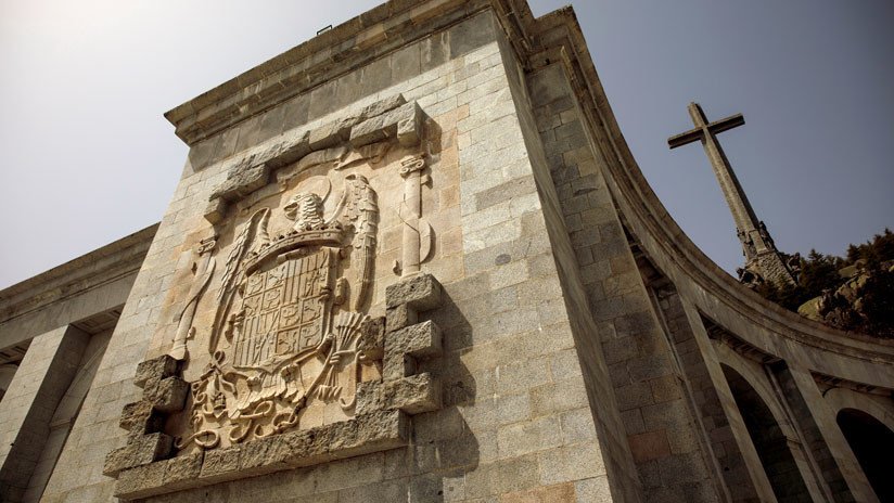 "El Valle no se toca": aparecen carteles en Madrid contra la exhumación de Franco