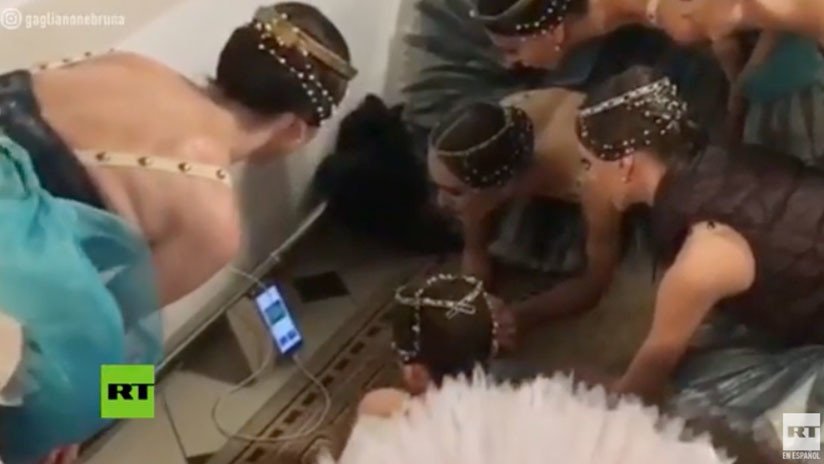 VIDEO: Bailarinas rusas miran el Rusia-España en los bastidores del Teatro Bolshói