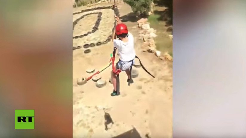 "No todos han muerto": Un instructor de tirolesa atemoriza a un niño antes de que se lance (VIDEO)
