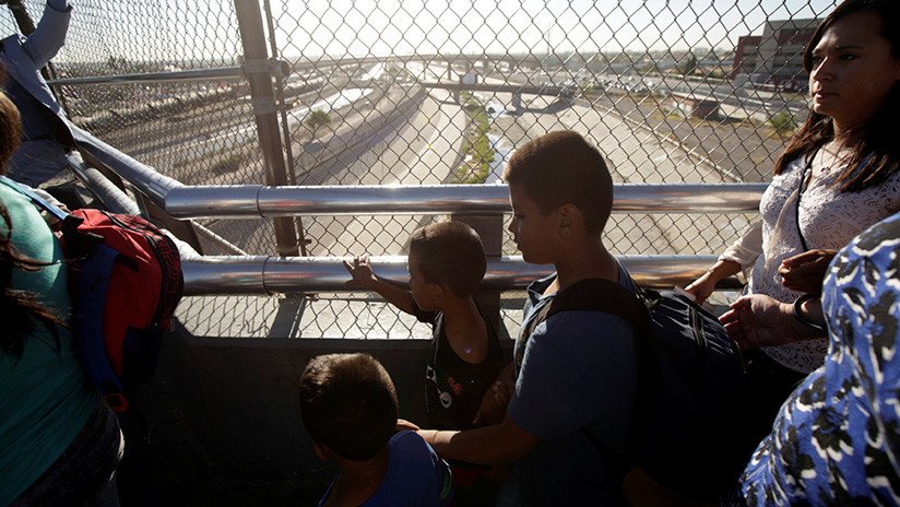 EE.UU. devuelve a una madre su bebé "lleno de polvo y piojos" tras 85 días de separación