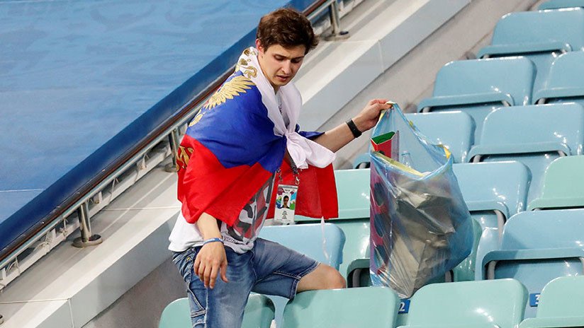 FOTOS: Hinchas rusos limpiaron las gradas tras la desgarradora derrota ante Croacia