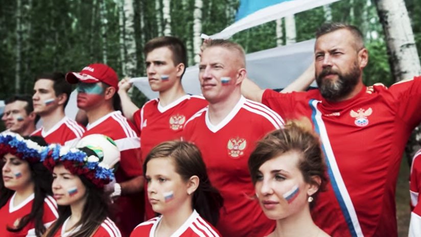 VIDEO: Hinchas rusos responden con creatividad a los islandeses que cantaron 'Kalinka'