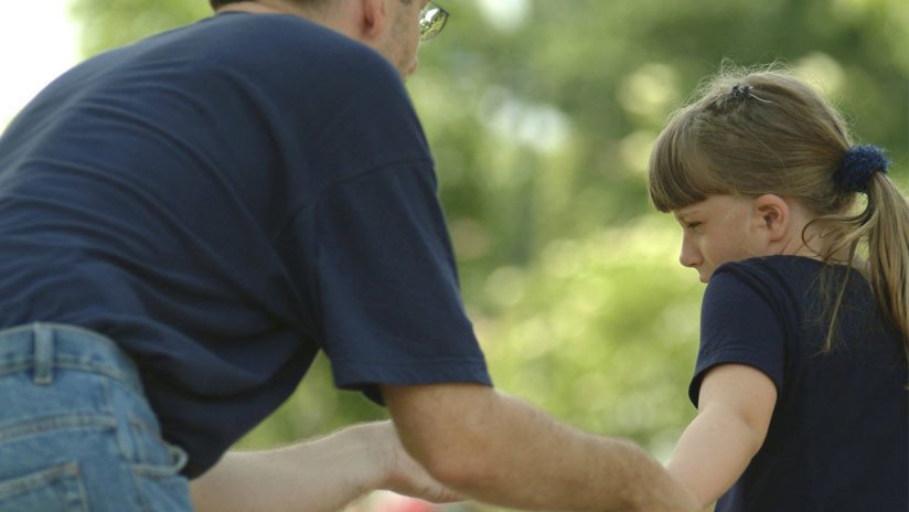 Video aterrador: Un hombre secuestra a una niña en una calle de China ofreciéndole 'snacks'