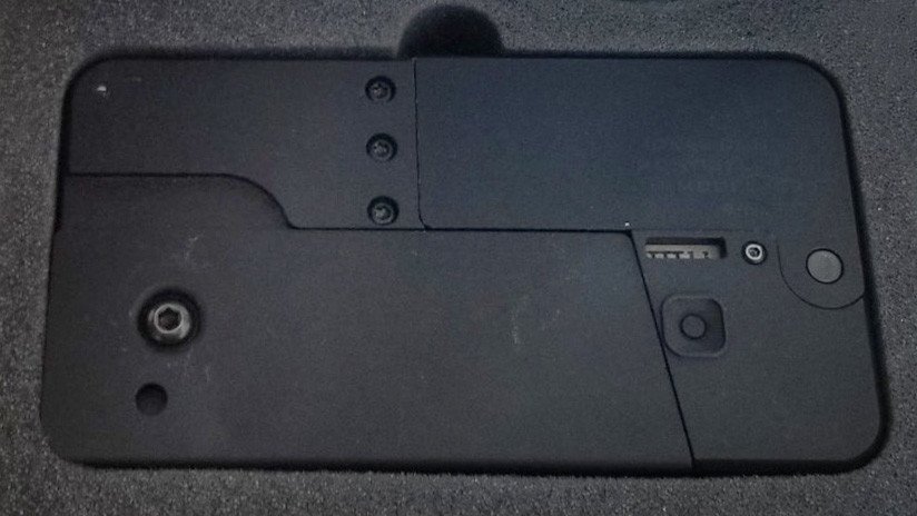 Entregan los primeros 'teléfonos celulares-pistola' a los clientes que los encargaron (VIDEO)