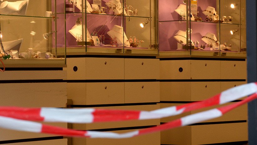 "¡Parece de película!": Cuatro ladrones atracan a plena luz del día una joyería española (VIDEO)