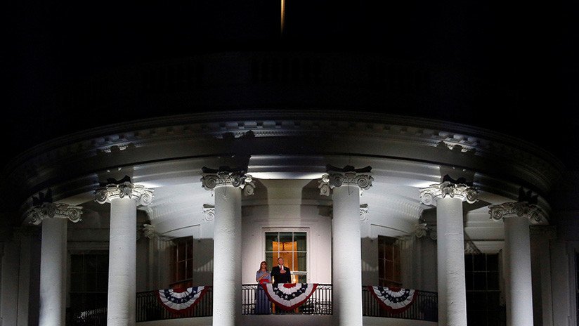 VIDEO: Trump expresa su "plena fe" en la Inteligencia de EE.UU. y se apaga la luz en la Casa Blanca