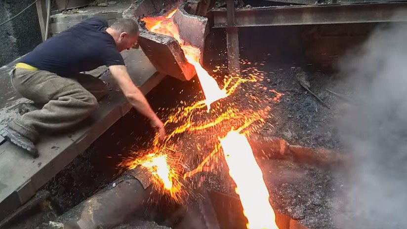 ¿Un 'Iron Man' de carne y hueso?: Obrero "inmortal" mete la mano en metal fundido y asombra a la Red