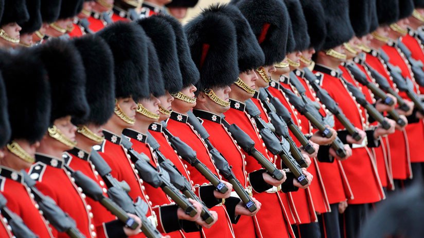 VIDEO: Un guardia real británico aparta a una mujer de un fuerte empujón por la espalda