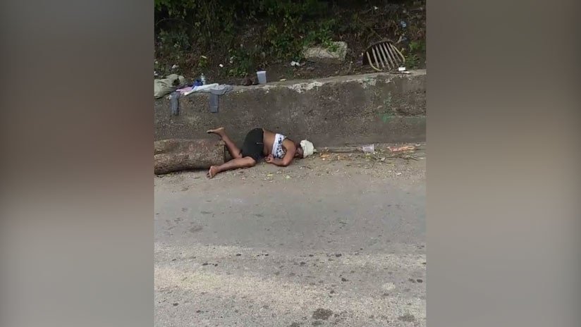 VIDEO: Una mujer herida yace en plena calle en EE.UU. mientras la gente pasa con indiferencia