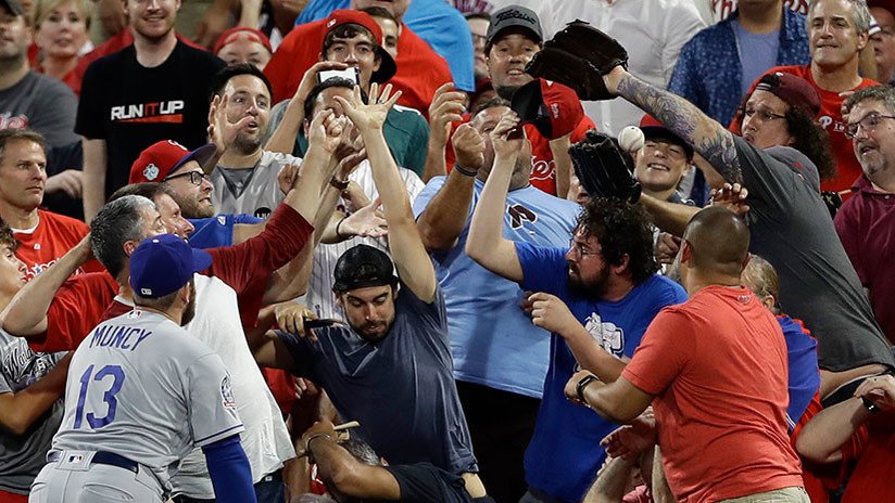 VIDEO: Un aficionado atrapa una pelota con un bebé en brazos durante un partido de béisbol 