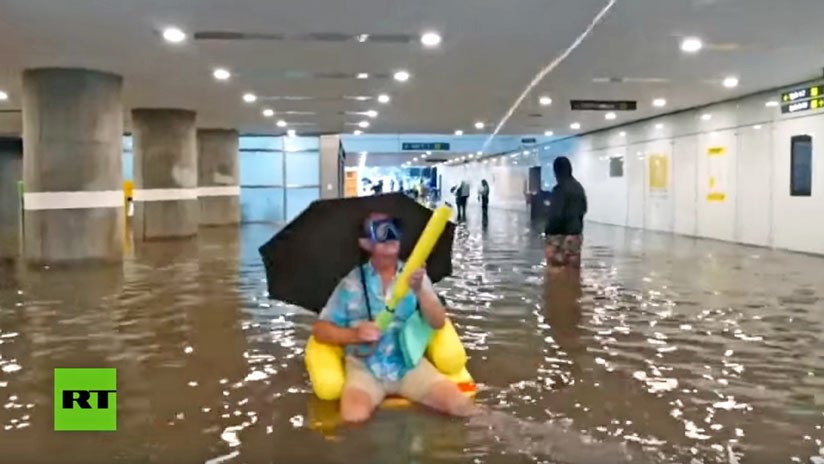 VIDEOS: Pasajeros cruzan a nado una estación inundada en Suecia en medio de un caos de tránsito