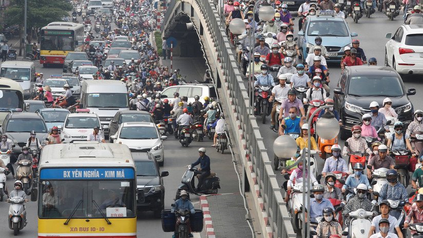 VIDEO: Cae desde su motocicleta y casi resulta aplastado por un camión