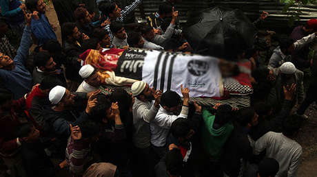 Hallan en la India diez cadáveres ahorcados de una familia