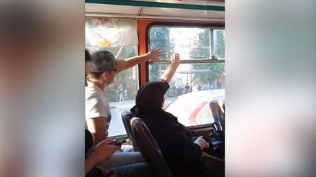 VIDEO: ¿Ventanilla abierta o cerrada? Dos pasajeros luchan sin tregua para vencer
