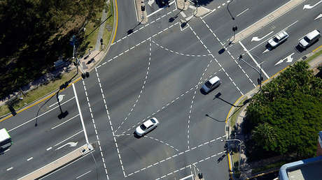 VIDEO: Un camión grúa derriba un cableado y varios semáforos en un cruce de EE.UU.
