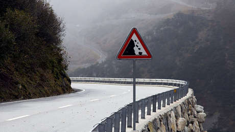 VIDEO: Un deslizamiento de tierra corta una carretera de China