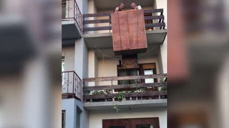 VIDEO: Mudanza de un ropero acaba en desastre