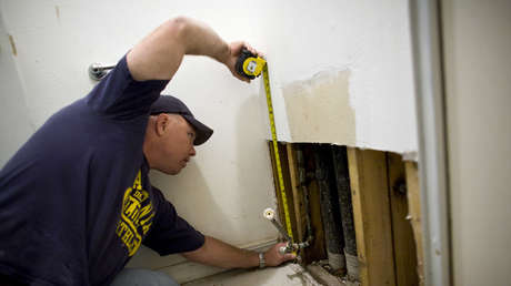 FOTO: Deciden renovar el baño y encuentran un inesperado 'saludo del pasado'