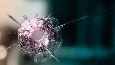 Una madre dispara en el rostro a un ladrón que intentó robar su auto con sus hijos pequeños dentro