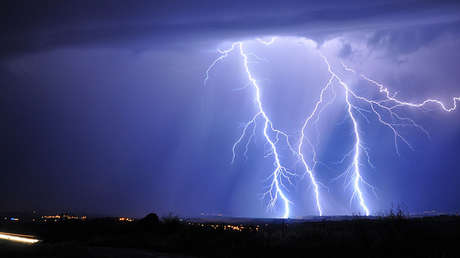 VIDEO: Un conductor en plena vía se topa con un potente rayo que cae sobre un cableado eléctrico