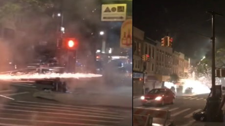 VIDEO: Una mujer genera el pánico al lanzar fuegos artificiales contra transeúntes en EE.UU.