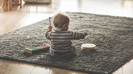 VIDEO: Un jubilado salva a un bebé de dos años que cuelga de un tercer piso en China