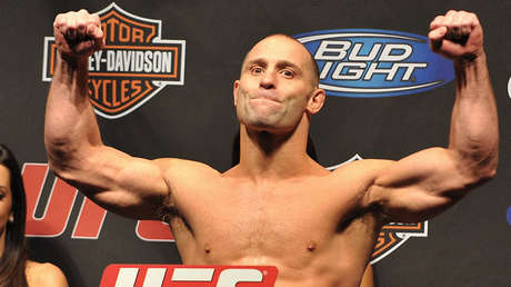 VIDEO: Un excampeón de la UFC somete a un alborotador ebrio en un restaurante