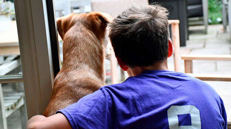 VIDEO ENFERMIZO: Madre se burla de su hijo discapacitado y le hace comer del plato del perro
