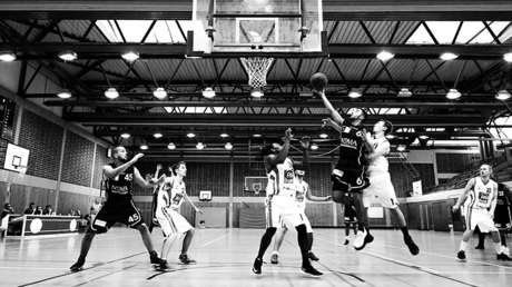 VIDEOS: Épica pelea entre jugadores y árbitros de baloncesto durante un partido en EE.UU.