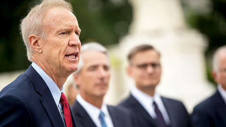 Un gobernador de EE.UU. recibe beneficios de los centros de detención de inmigrantes