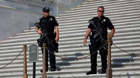 VIDEO: Cámara de televisión sorprende a un sospechoso mientras se esconde de la Policía 