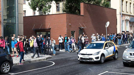 VIDEO: Larga cola en Moscú para comprar el altavoz 'inteligente' de Yandex, un rival de Amazon Echo