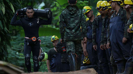 "Superhéroes en la vida real": Una foto de un rescatista tailandés emociona a Internet
