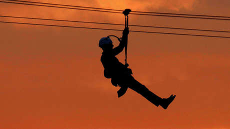 FOTO, VIDEO: Padre e hijo quedan atascados en una tirolina sobre un estanque lleno de cocodrilos 