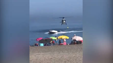 VIDEO: Persecución en helicóptero a una 'narcolancha' sorprende a bañistas en una playa española