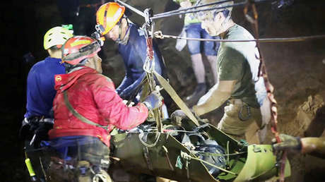 "El agua empezó a subir": Buzos rescatistas revelan cómo evadieron desastre en la cueva tailandesa