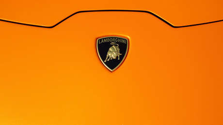 VIDEO: Olvida sacar el surtidor de gasolina de su furgoneta, y quema un lujoso Lamborghini