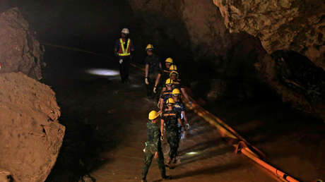Emotivo mensaje de los marines tailandeses para un héroe del rescate tras la muerte de su padre