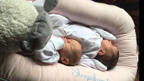 Una mujer percibe que está embarazada de gemelos solo cuando da a luz en su baño