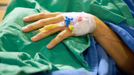 FUERTES IMÁGENES: Un hombre sobrevive después de que le atraviese una espiga de 20 kilos