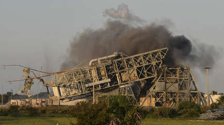 EE.UU. derriba dos históricas torres de lanzamiento de Cabo Cañaveral (VIDEO)
