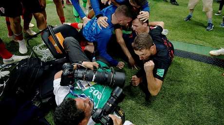 El fotógrafo de AFP México relata a RT cómo fue aplastado por una "pirámide" de futbolistas croatas