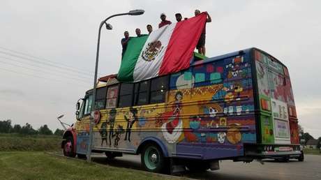 VIDEO: El autobús de amigos del 'Javier de cartón' choca contra un motociclista en Rusia