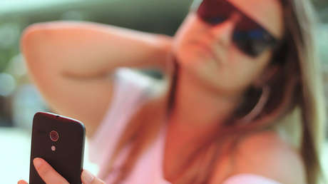 Despiden a una profesora por enviar a un alumno fotos suyas desnudas y por besarlo en clase