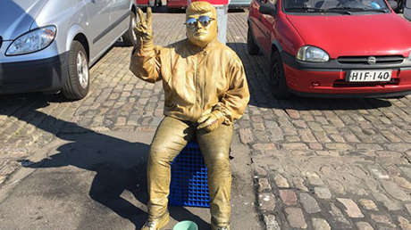 FOTO: Un 'Trump' dorado demanda dinero a los viandantes de Helsinki