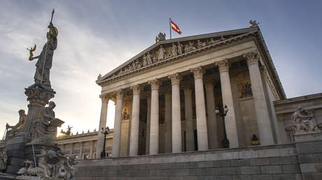 Despliegue policial en el Parlamento austriaco después de que un inmigrante amenace con suicidarse